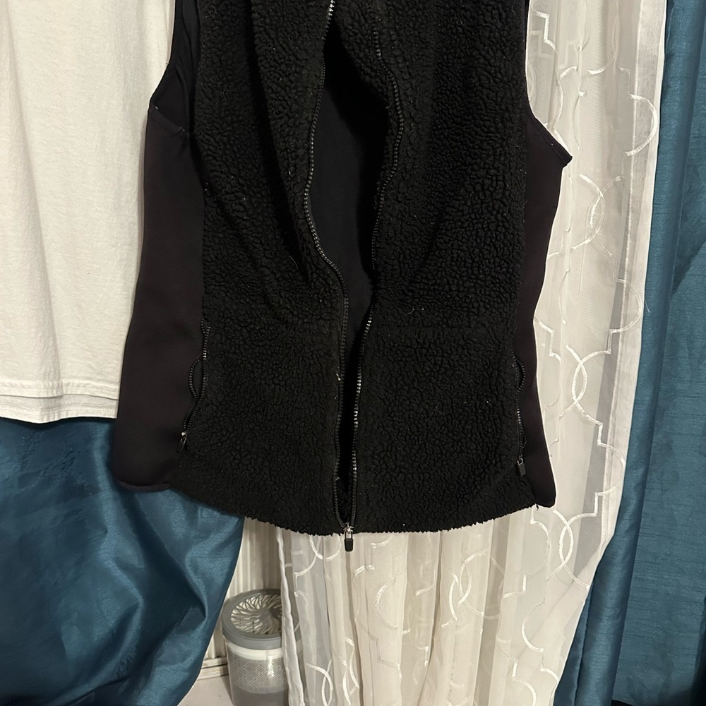 Women's Fabletics  Black Sherpa Vest